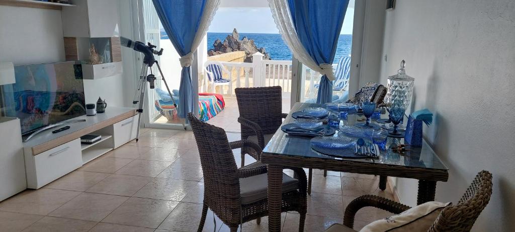 德尔锡伦西奥海岸SEA VIEW in Silent Residence South TENERIFE的一间设有桌子的海景用餐室