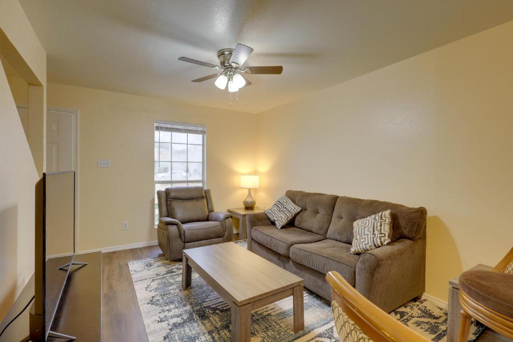 基林Quiet Killeen Townhome, 5 Mi to Fort Hood Shopping的客厅配有沙发和桌子