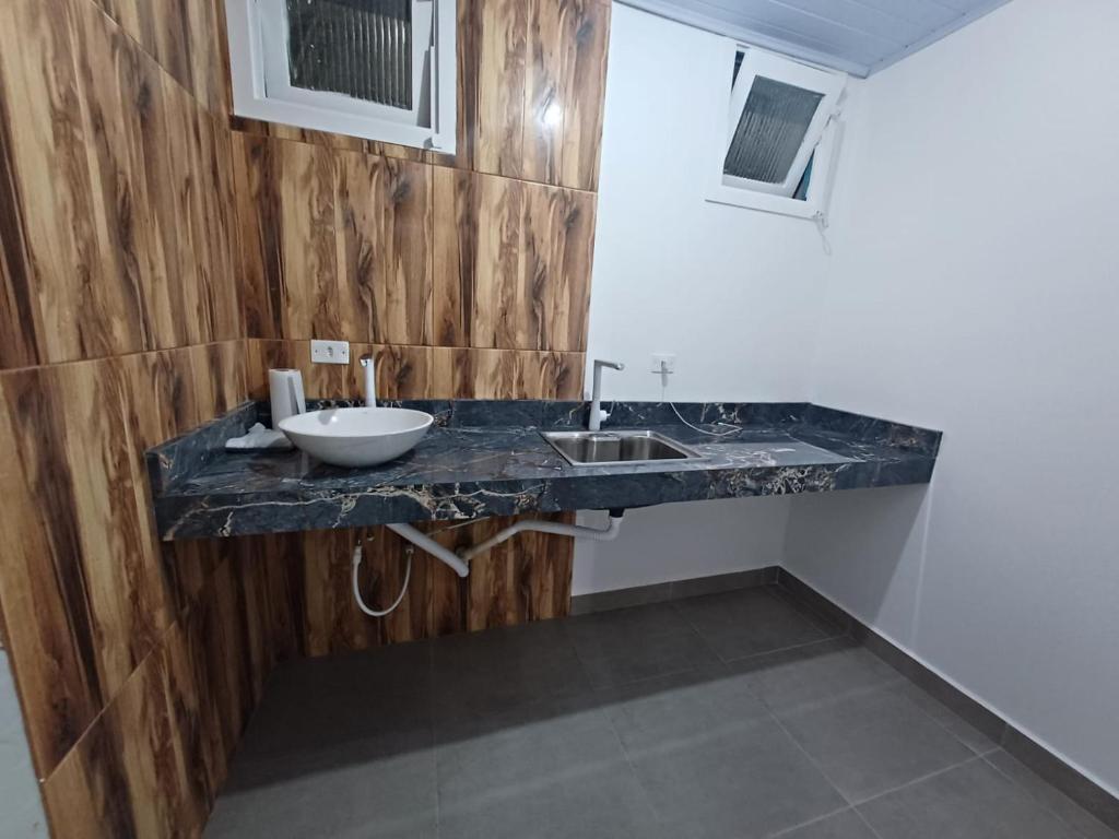 瓜鲁雅Ocker Pousada的浴室设有水槽和台面