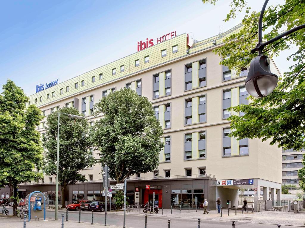 柏林柏林选帝侯大道宜必思酒店的一座白色的大建筑,上面有标志