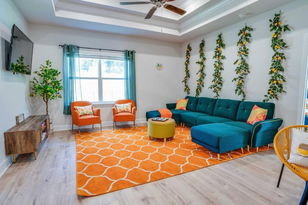 塔拉哈西Citrus Cottage: Comfy - Hwy 10 - Peaceful Retreat的客厅配有蓝色的沙发和橙色椅子