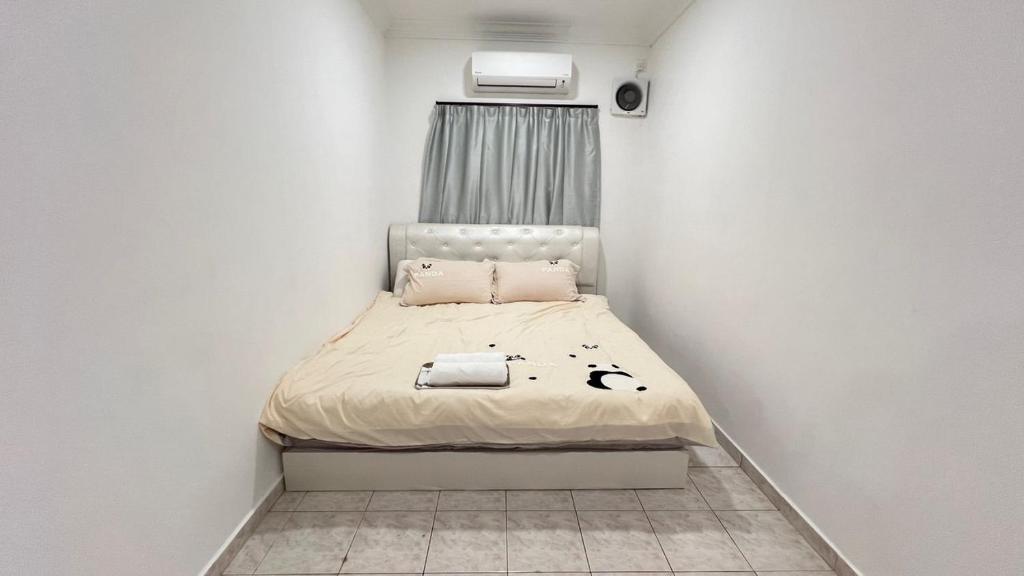 士姑来PandaHomestay28的一间小卧室,在白色的房间里配有一张床
