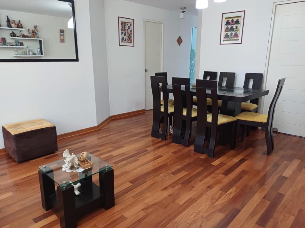利马Habitación acogedora Aramburú的一间用餐室,配有黑色的桌子和椅子