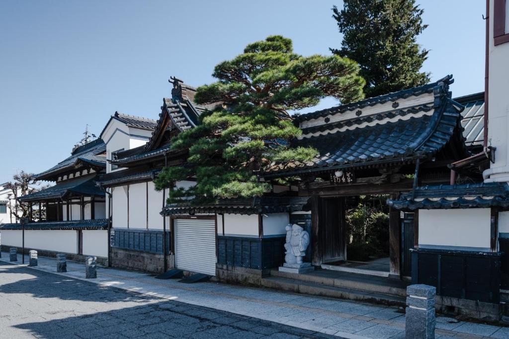 长野信州善光寺 薬王院的街道中间有树的建筑
