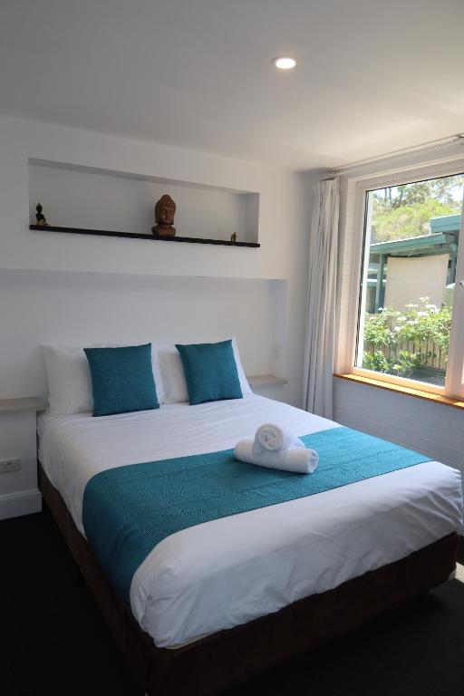 布罗利The Retreat- Broulee的卧室配有一张大白色床和窗户