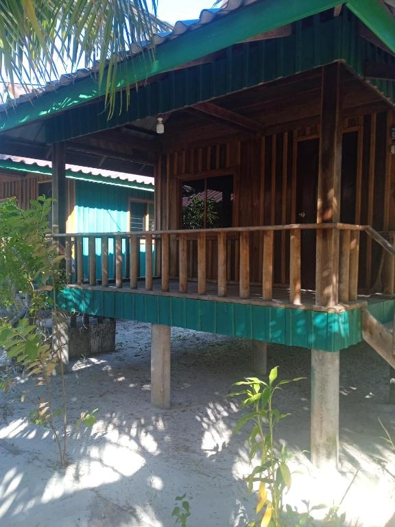 西哈努克Prek Svay Bungalow的海滩上带阳台的木屋