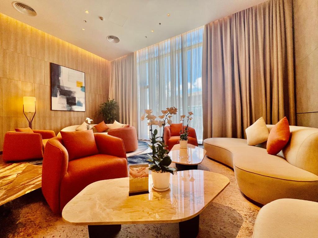 下龙湾Panoramic sea homestay的客厅配有橙色家具和大窗户