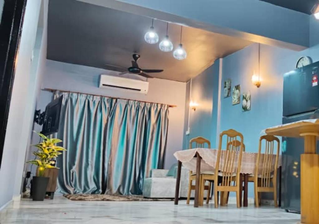波德申2BR Apartment in Port Dickson Bayu Beach Resort的一间带桌椅的用餐室