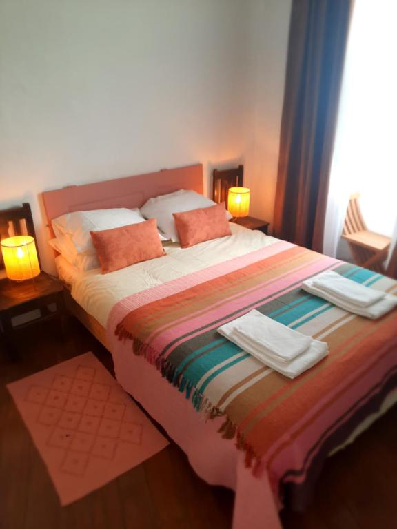 蒙希克Casa Malva - Traditional townhouse apartment的一间卧室配有一张大床和毛巾