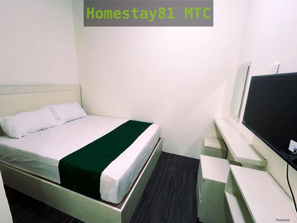 秾莎Homestay81 MTC的小房间设有床铺和电视