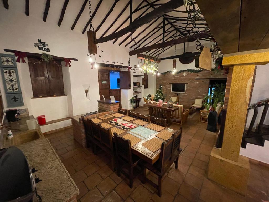 巴里查拉Casa Real Barichara的大房间享有高空的景色,配有桌椅