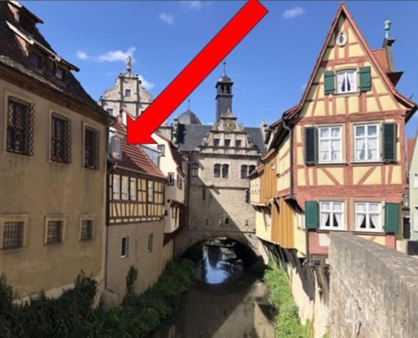 马克特布赖特Blick in den Malerwinkel的红箭指向一座有桥的城市