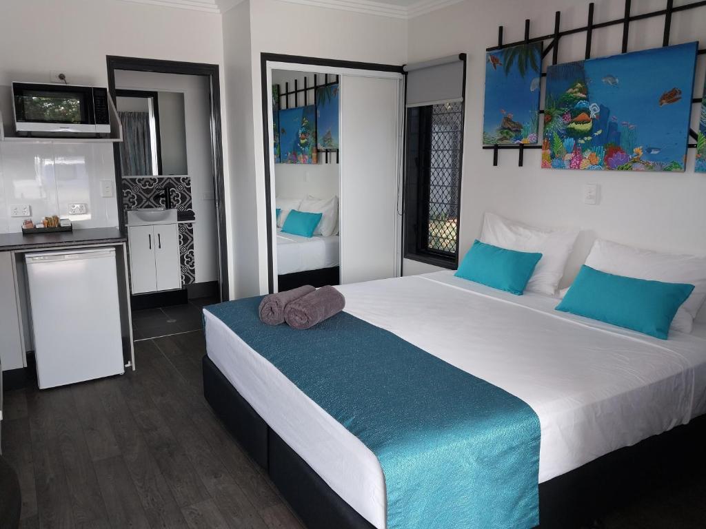 霍恩The Dugongs' Rest的卧室配有带蓝色枕头的大型白色床