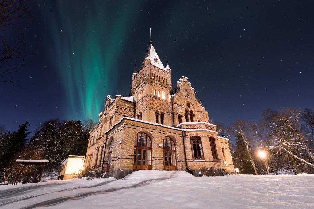 TimråMerlo Slott的一座有北极光的古老建筑