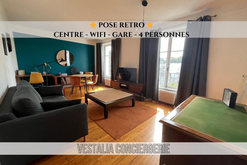 坎佩尔-Pause Retro- T2 Centre Gare Wifi Lave Linge的客厅配有沙发和桌子
