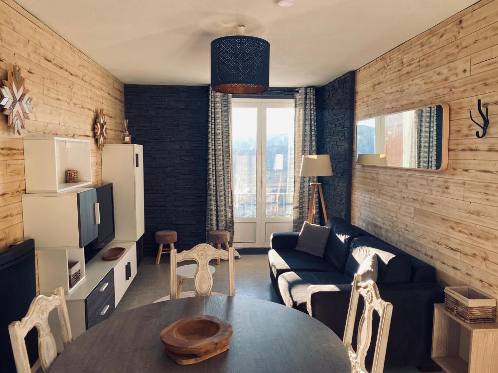 安格勒Appartement avec magnifique terrasse VUE LAC aux Angles的客厅配有沙发和桌子