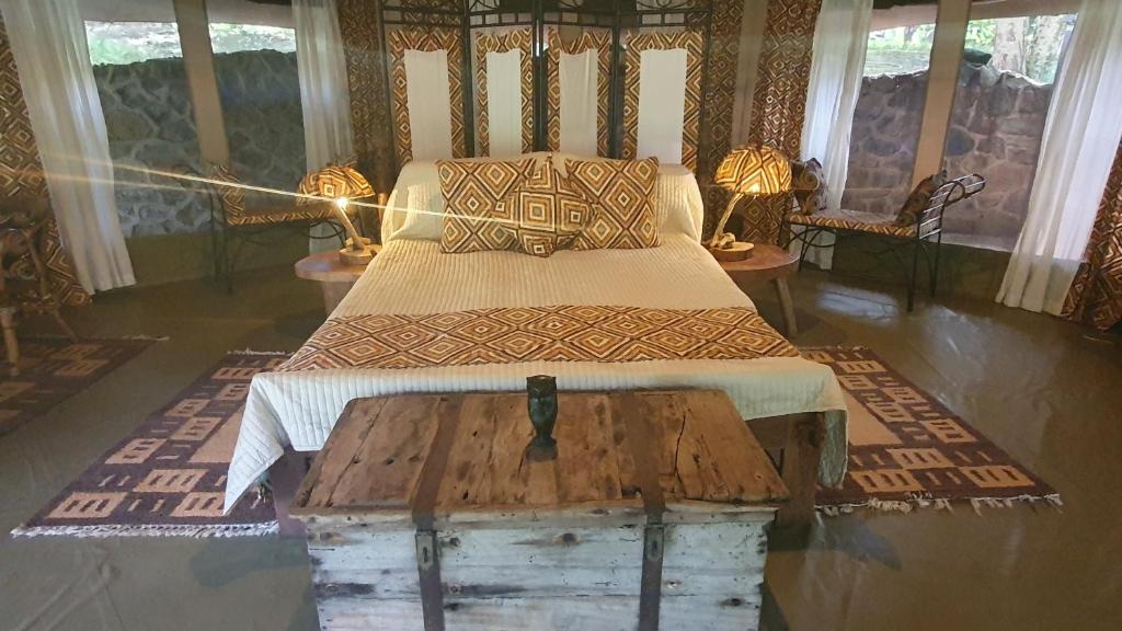 育空河Double Tent - Dolly Farm & River Camp的一间卧室配有一张床和一个木制槽