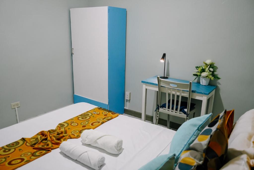 公主港Near Airport Transient Inn - 2 Bedroom Suite的小房间设有一张床和一张桌子