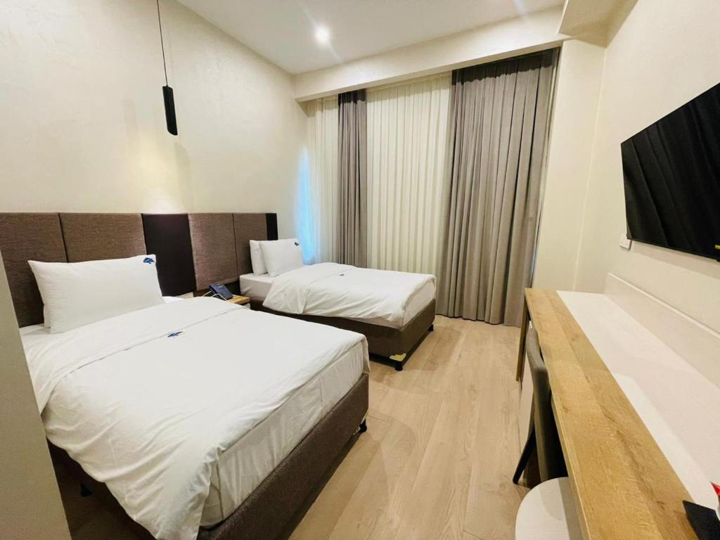 埃尔比勒达林酒店的酒店客房设有两张床和电视。