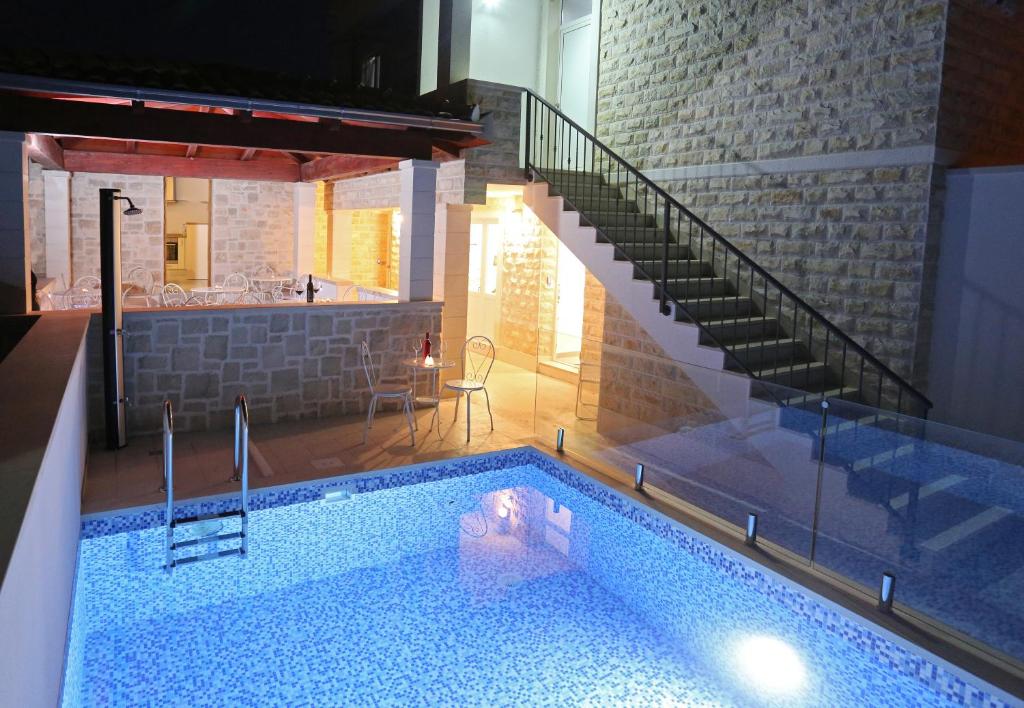 苏佩塔尔Boutique Hotel Alegria的一座带楼梯游泳池的房屋