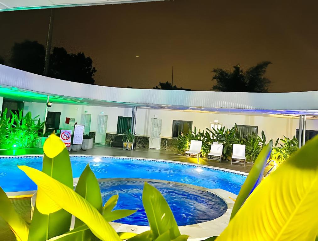Xóm Phước MỹKhách sạn Khang Điền 2的大型建筑中的大型游泳池