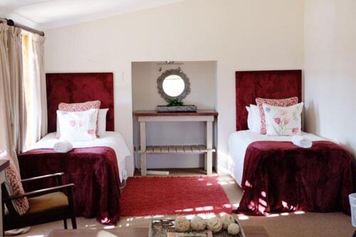 诺丁汉路Ibis Cottage的一间卧室设有两张床,墙上设有一面镜子