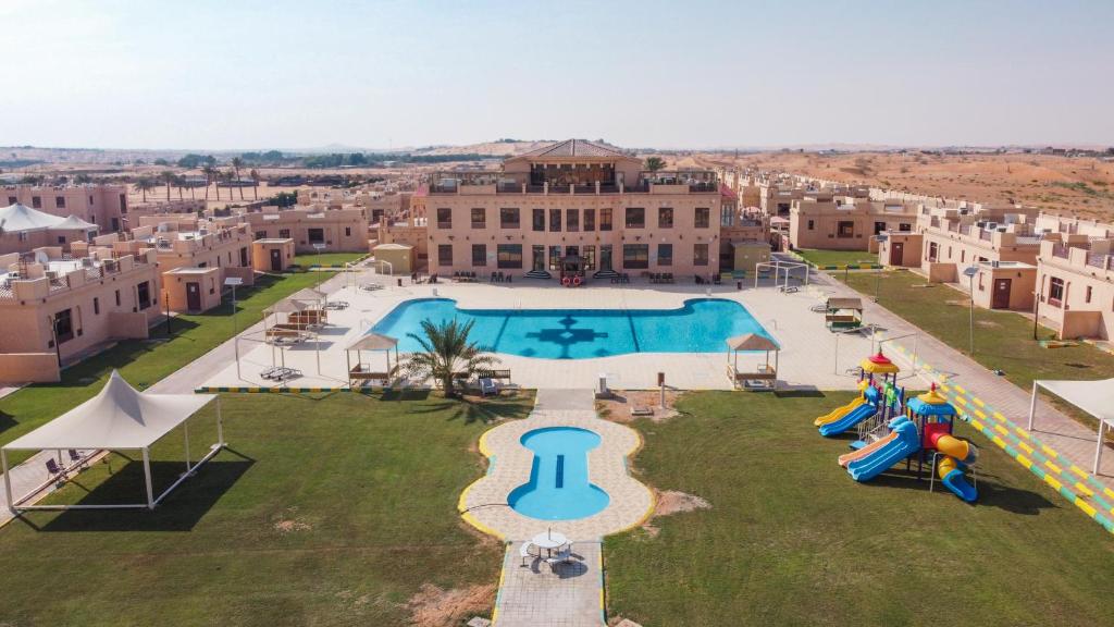 艾恩艾巴达度假酒店的享有带游泳池的度假村的空中景致