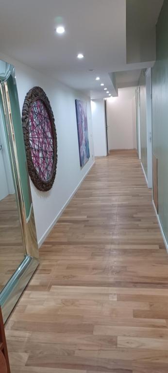 科莫Como 3 B&B的铺设了木地板的艺术画廊走廊