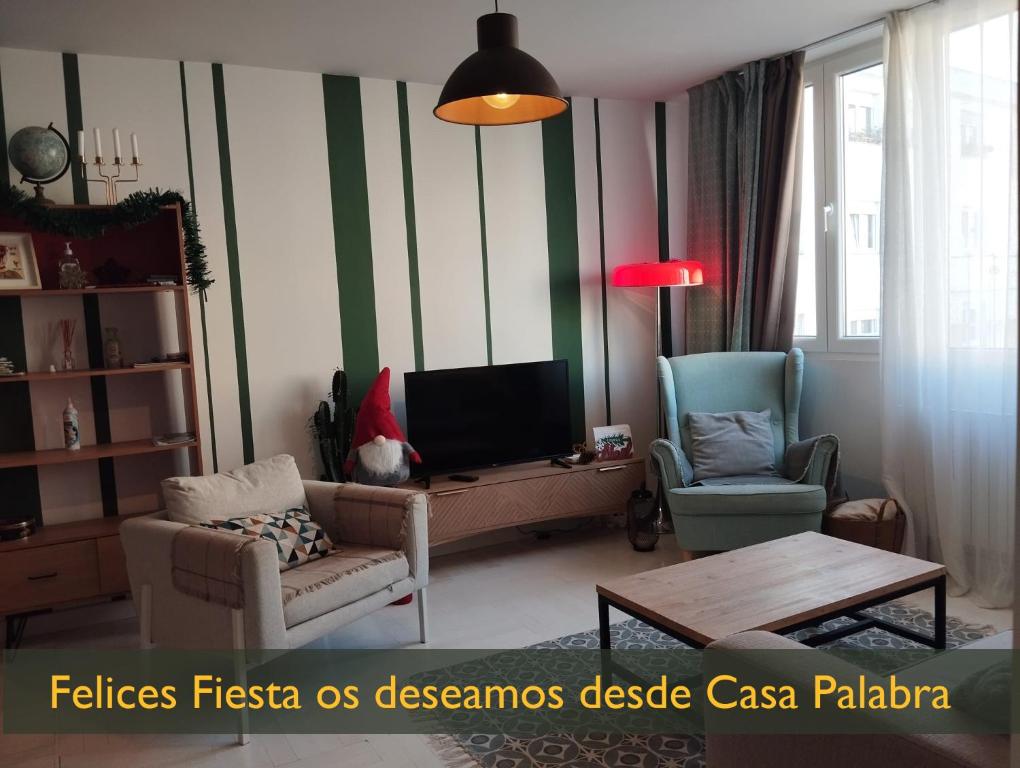 桑坦德Apartamento Casa Palabra的带沙发和电视的客厅