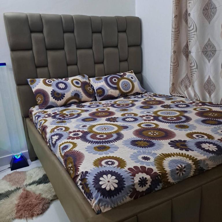 NdomeDolphin-holiday homes mombasa的一张带毯子的床和两个枕头