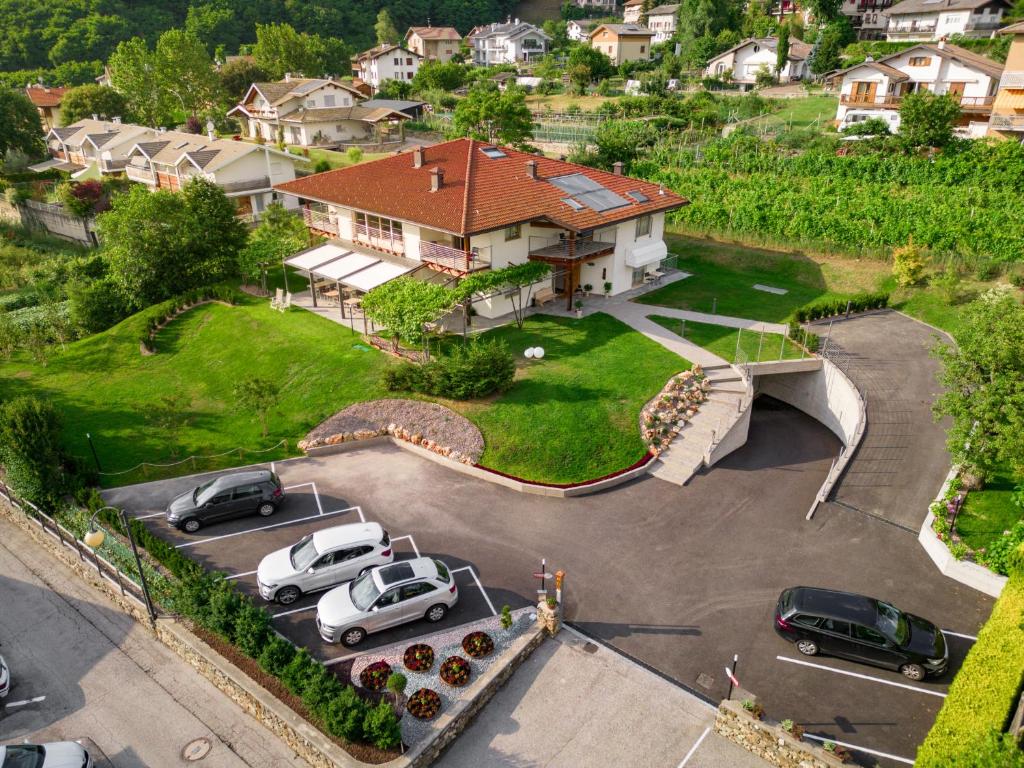 莱维科特尔梅Garnì Tuttotondo的停车场内停放汽车的房屋的空中景观