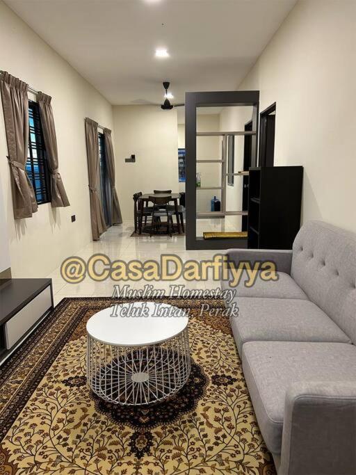 安顺Casa Darfiyya Homestay utk Muslim jer的客厅配有沙发和桌子