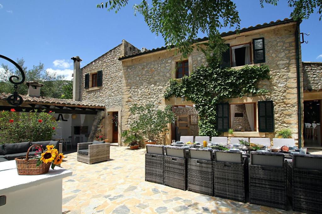 波连斯萨Traditional Mallorca Villa - 6 Bedrooms - Villa Colonya Olive - Private Pool and Stunning Views - Colonya Valley的石头建筑前的庭院