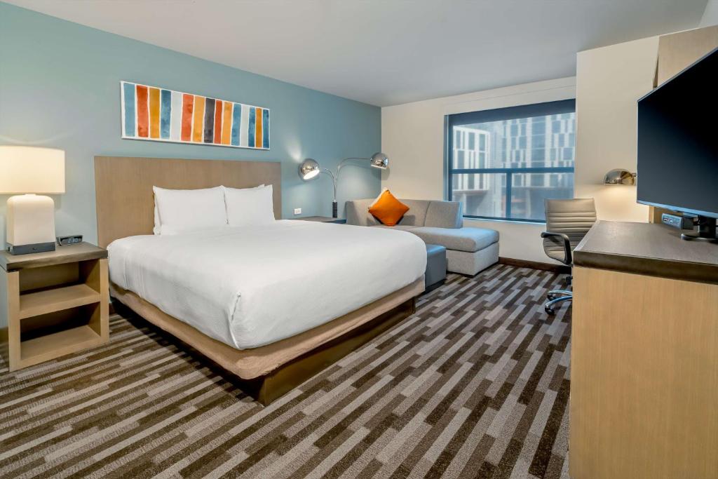 盐湖城盐湖城中心凯悦酒店的酒店客房,配有床和电视