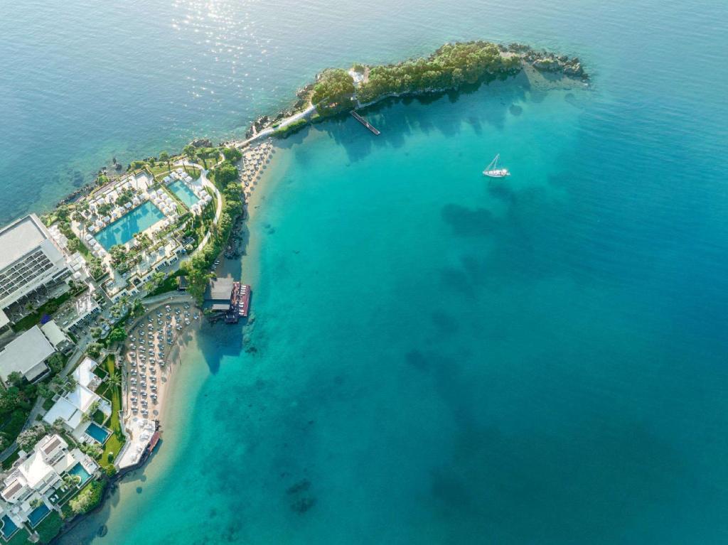 科梅诺Corfu Imperial, Grecotel Beach Luxe Resort的海洋岛屿的空中景观