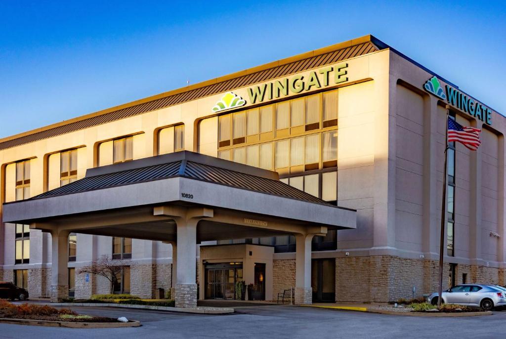 圣安Wingate by Wyndham St Louis Airport的一座屡获殊荣的办公楼,前面设有停车场