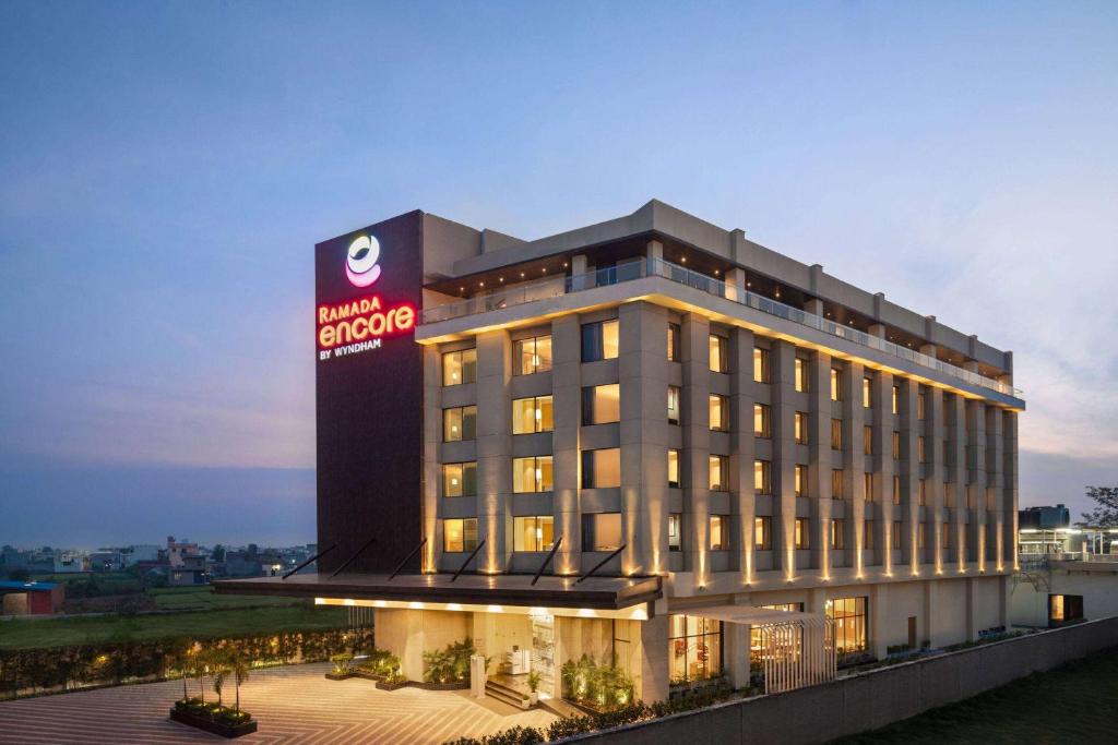 阿姆利则Ramada Encore by Wyndham Amritsar Airport的一座酒店大楼,上面有标志