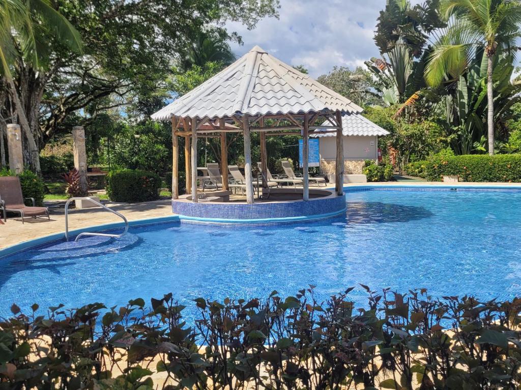 奎波斯城Tropical Bliss Pool Wi-Fi BBQ Near Quepos Manuel Antonio的游泳池中间的凉亭