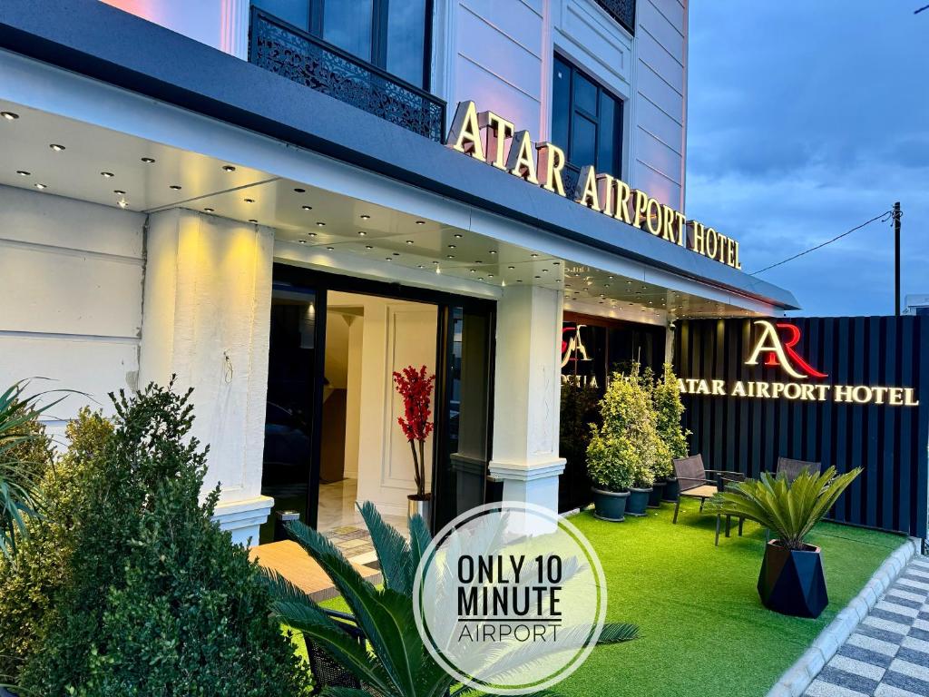 ArnavutköyAtar Airport Hotel的只读机场一分钟便有标志的酒店