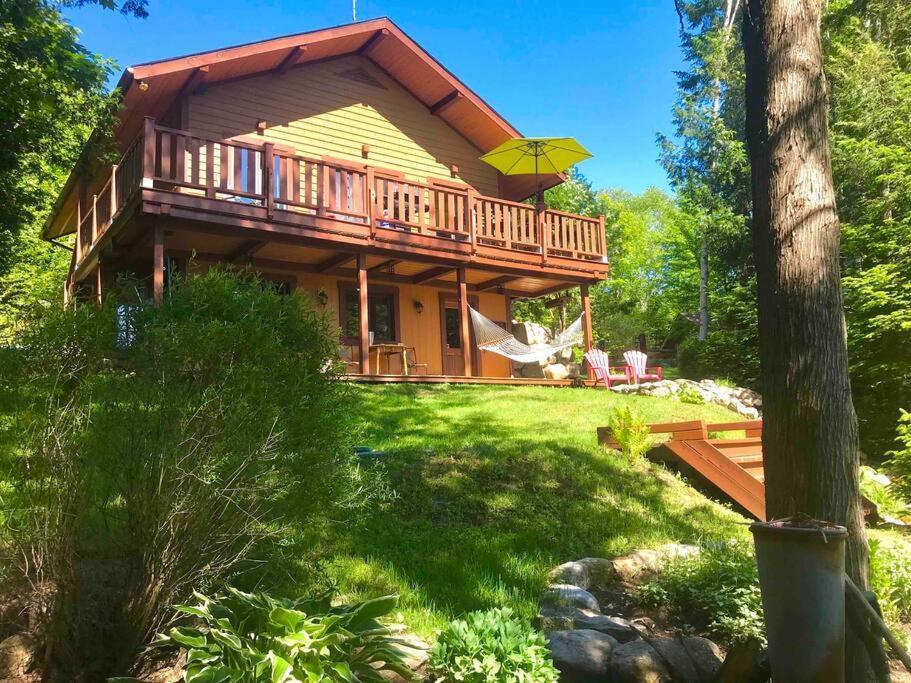 Saint-FaustinTremblant-Mont-Blanc SPA,Nature,Intimité的小木屋设有阳台和甲板