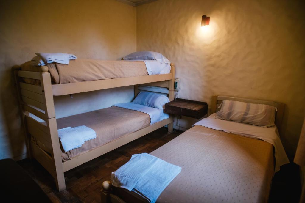 BarraqueroHotel Panamericano的小型客房 - 带两张双层床