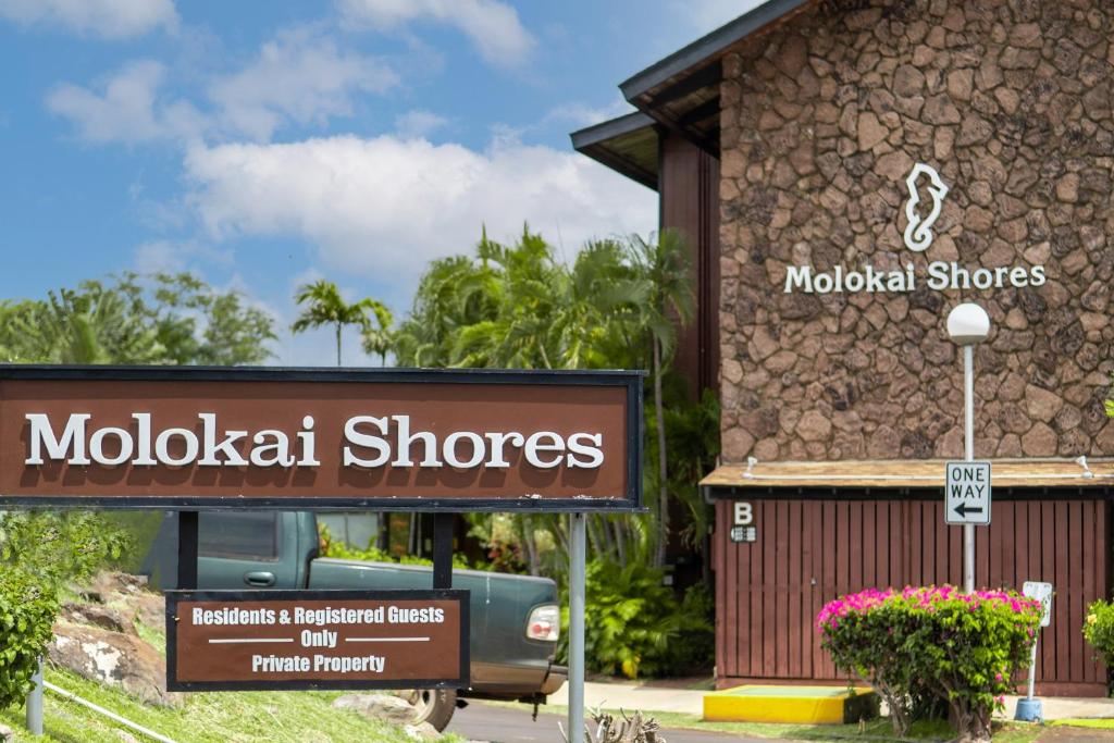 考纳卡凯Molokai Shores的商店前的标志
