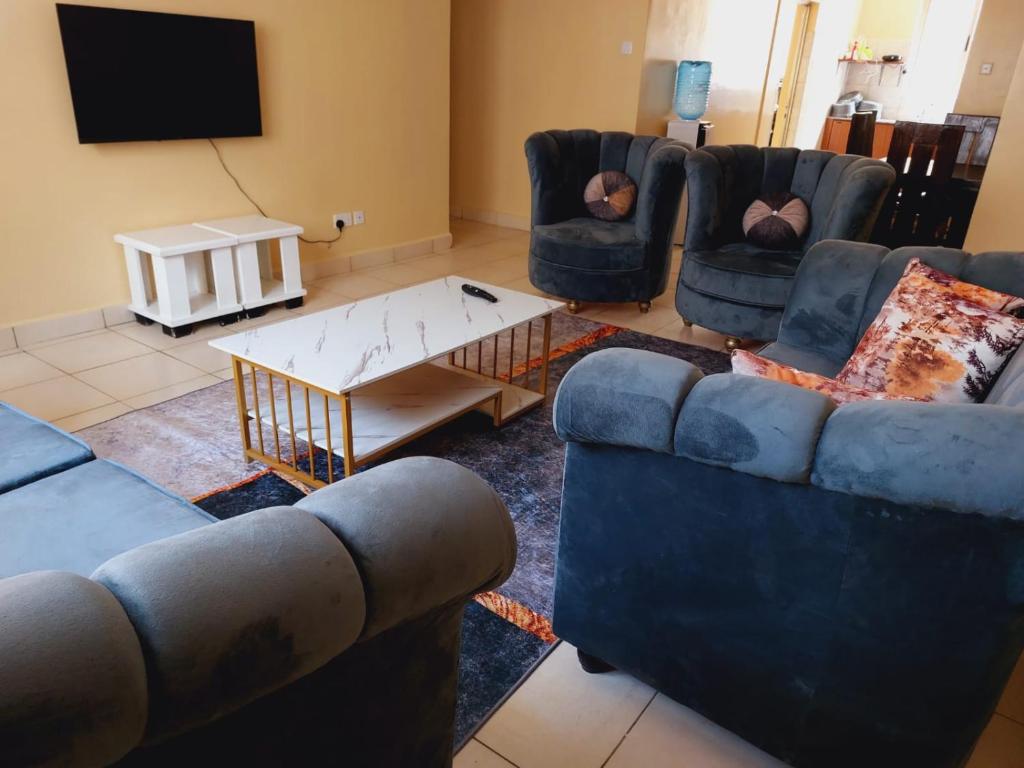 内罗毕Solomon's Palace - Nairobi的带沙发和咖啡桌的客厅