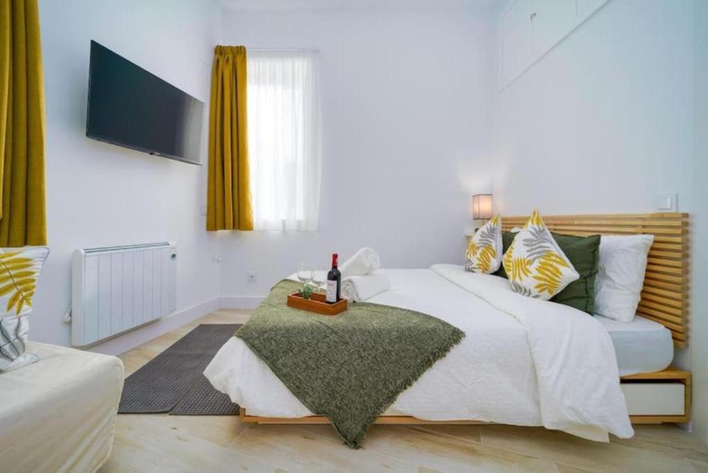 马德里(J1) Ubicado en Madrid Centro - 5 personas.的一间卧室配有一张大床和一张沙发