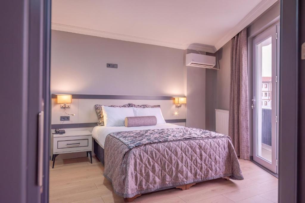 番红花城SAFRANBOLU ÇELEBİ OTEL的酒店客房设有床和窗户。