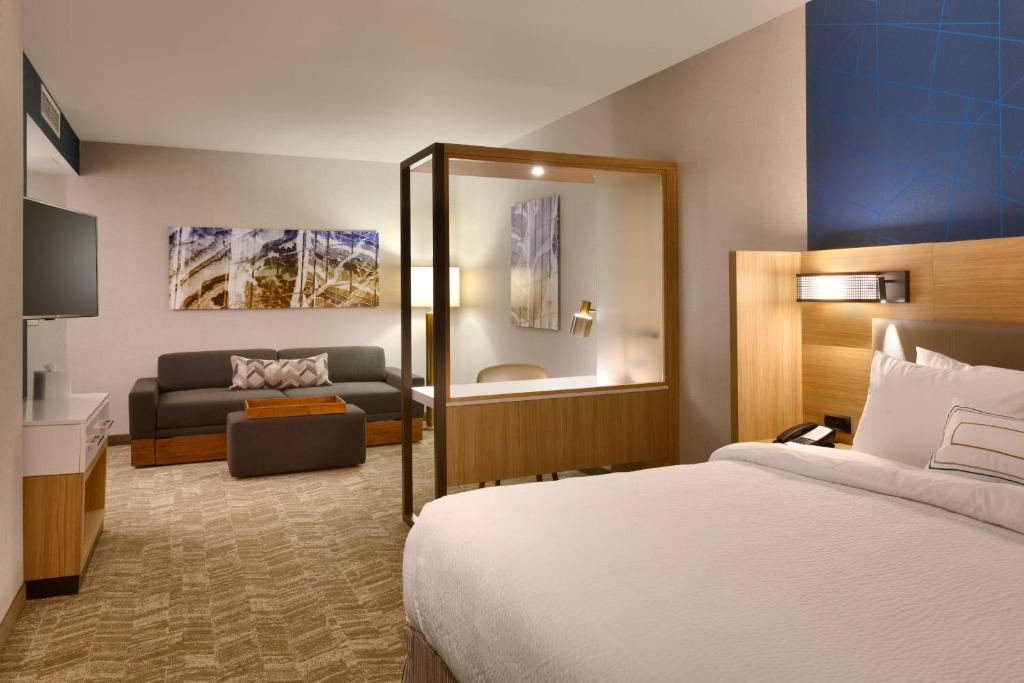 克拉尔维尔SpringHill Suites by Marriott Coralville的酒店客房,配有床和沙发
