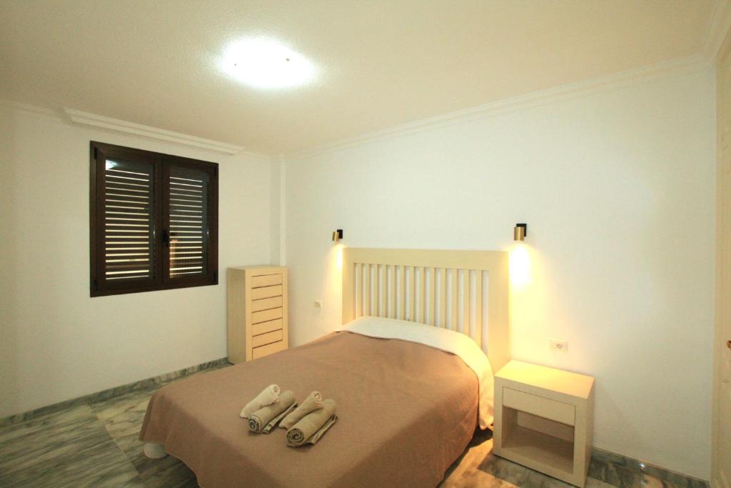 圣地亚哥港Bahia de Santiago的一间卧室设有一张床和一个窗口