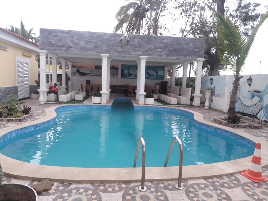BenguelaResidencial beira mar Benguela的房屋前的游泳池