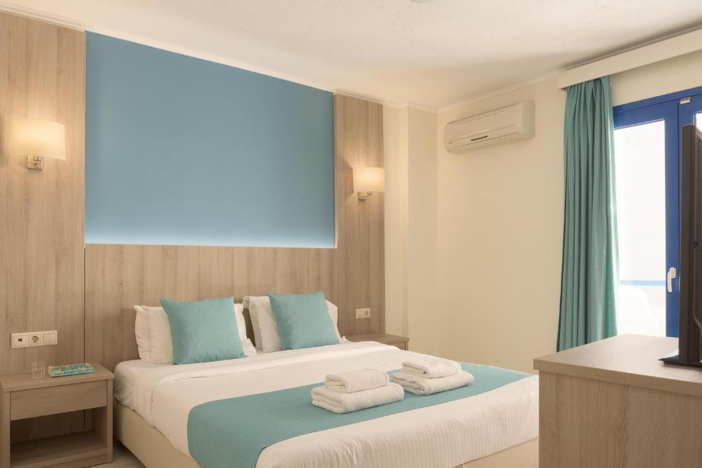 赫索尼索斯赫索尼索斯中心酒店的酒店客房,配有两张带毛巾的床
