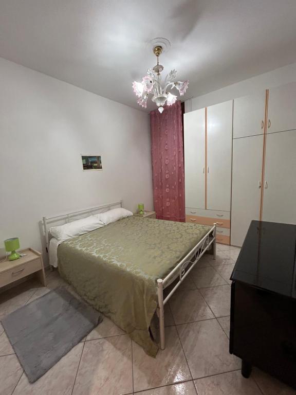 威尼斯CA, BOTTE的一间卧室配有一张床和一个吊灯